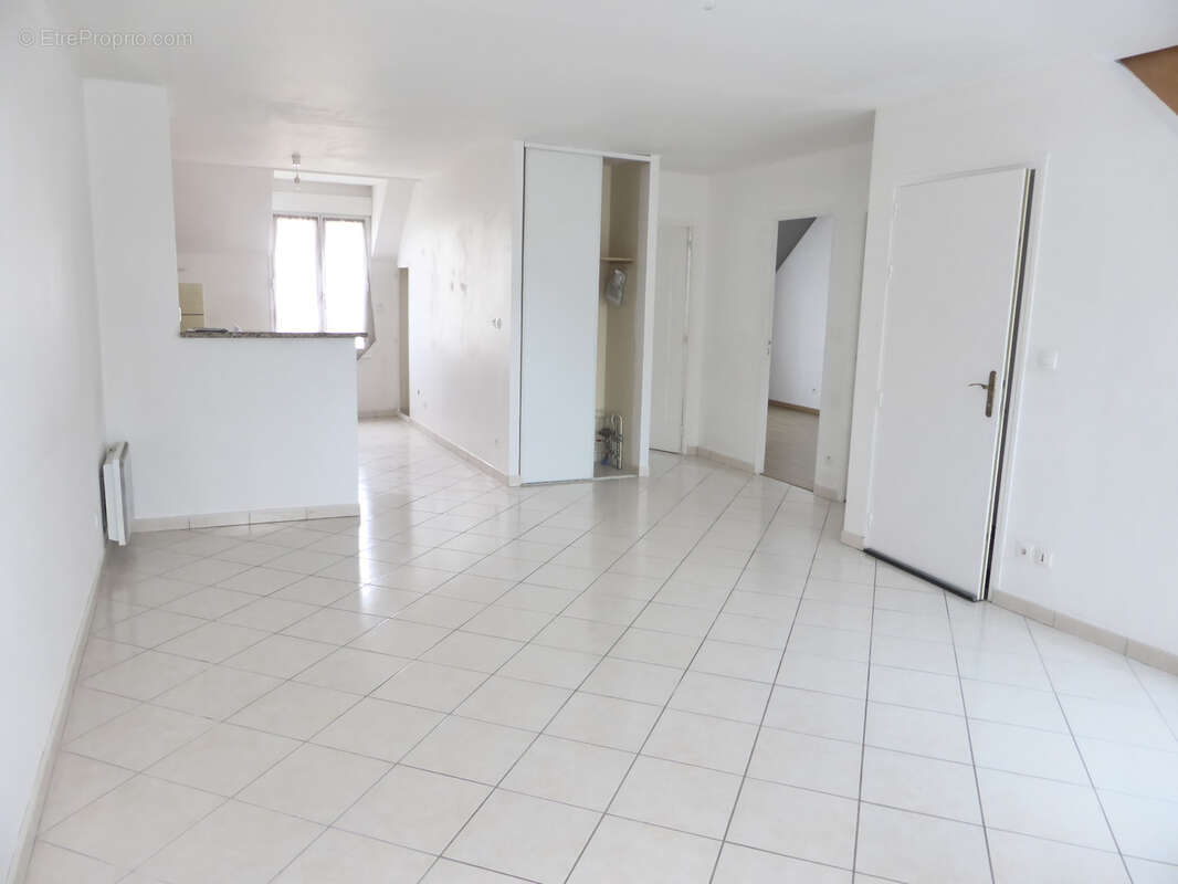 Appartement à COURSON-MONTELOUP