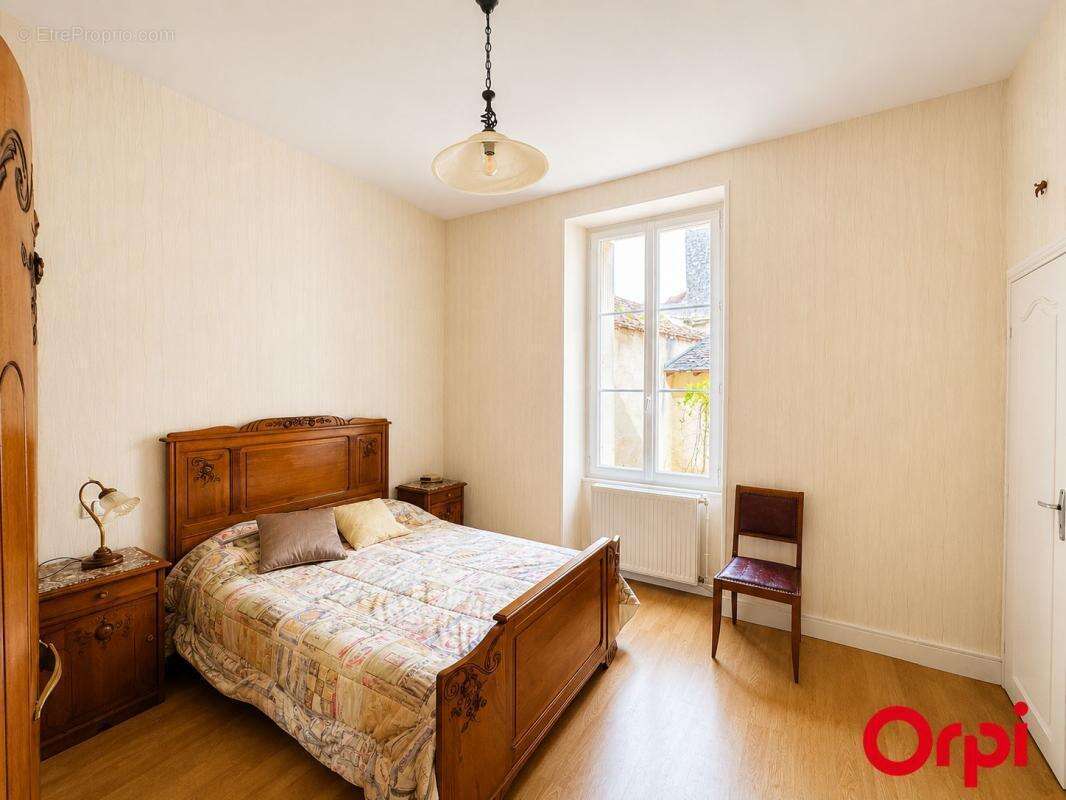 Maison familiale à vendre à Dun-sur-Auron – 136 m² – 4 chambres – Garages – Dépendances – Jardin clos - photo 6