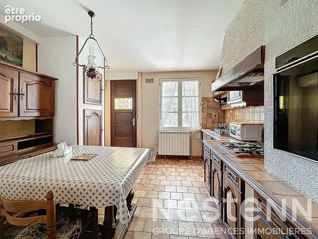 Maison à vendre à Arles sur 9000 m² avec deux habitations, dépendances et hangars - photo 5