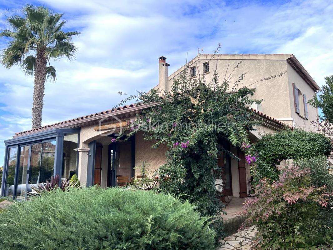 Au calme sans vis à vis, villa F5 4 chambres de 127m2 sur 440 m2 de terrain Piscine Garage - photo 2