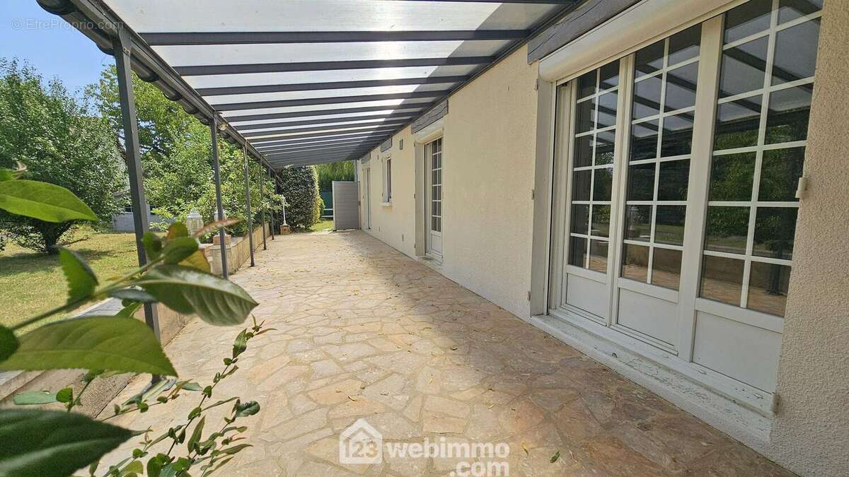 Une terrasse de 45 m² avec sa pergola.