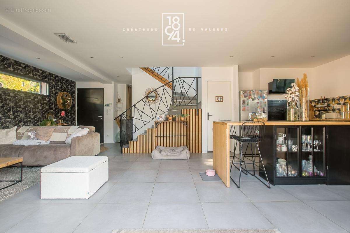 Maison À Vendre T4 Marseille 13011  Eoures  Villa familiale de 112m²  Jardin et piscine  Suite parentale en rez-de-chaussée  Sta - photo 7
