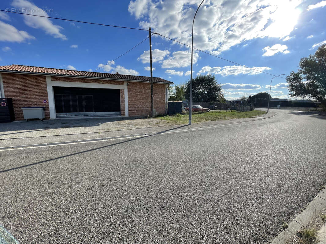 Opportunité rare   Terrain + bâtiments à fort potentiel   Zone Albasud Montauban - photo 2