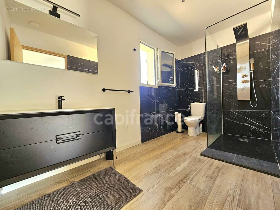 Ensemble immobilier de 368 m2 divisé en 3 habitations, piscine, terrain 1683 m2 à VESCOVATO (Haute Corse) - photo 13