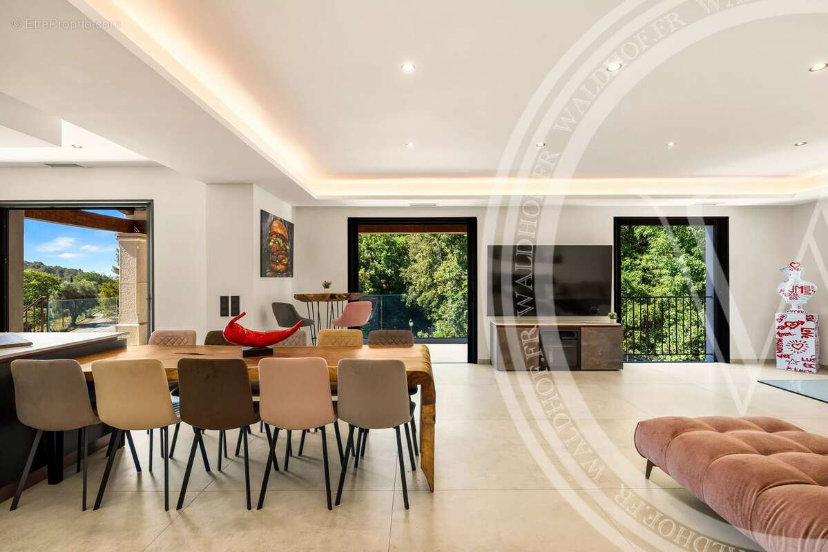 Maison à ROQUEFORT-LES-PINS