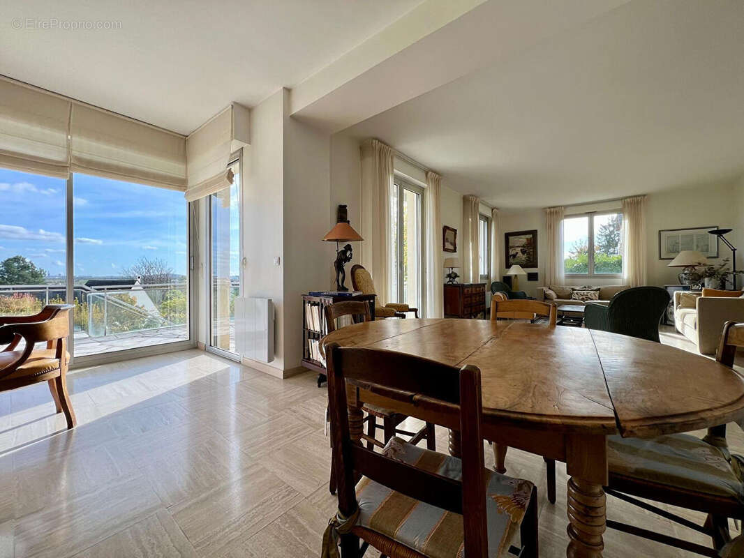 Maison à LE MESNIL-LE-ROI