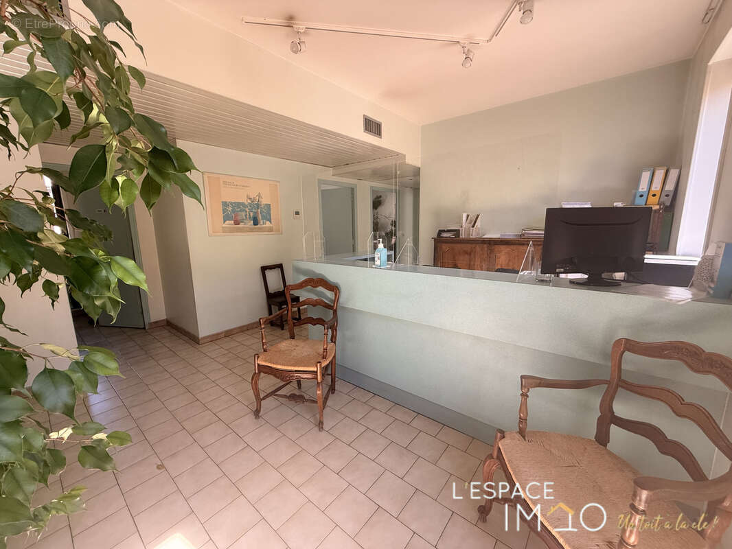 Nouveauté! local professionnel de 70 m2 avec parking et cave! - photo 2