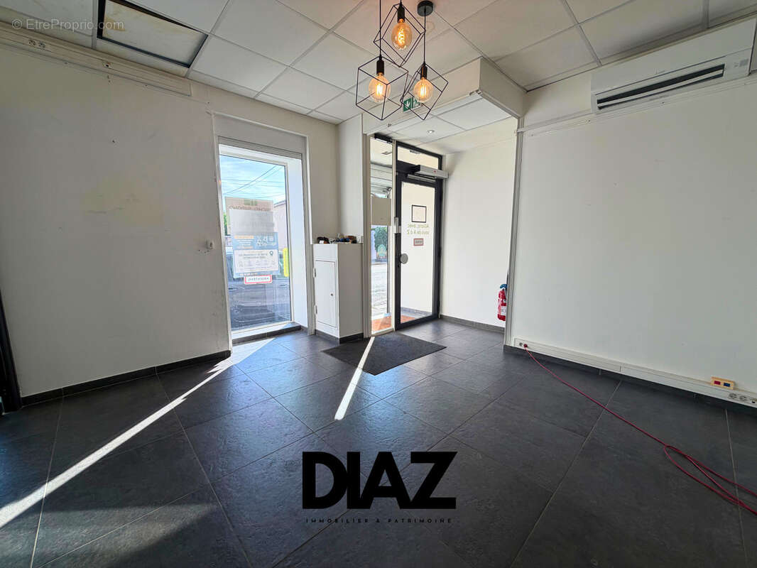 À VENDRE   MURS COMMERCIAUX LOUÉS   NÎMES Investissement locatif sécurisé   122 m2   Rentabilité immédiate - photo 2