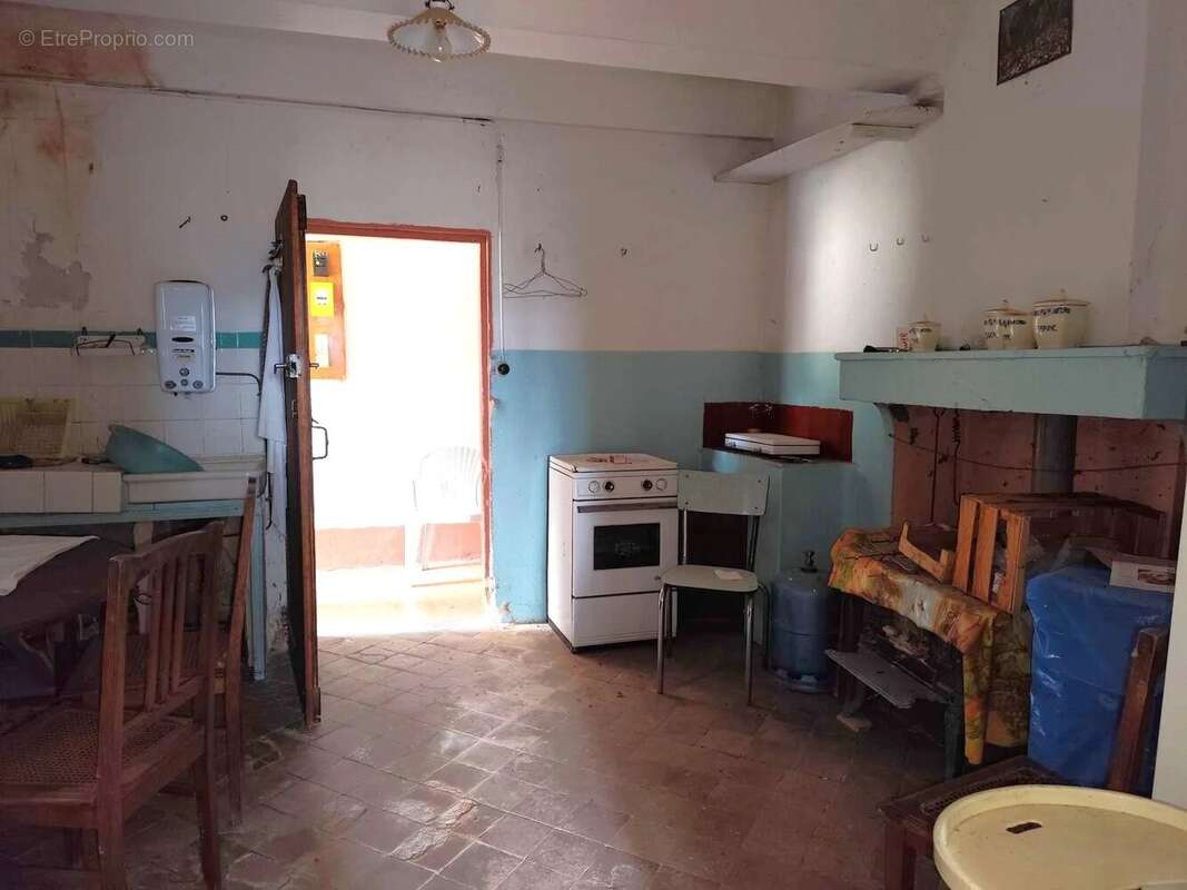 Appartement à CASTELLET-LES-SAUSSES