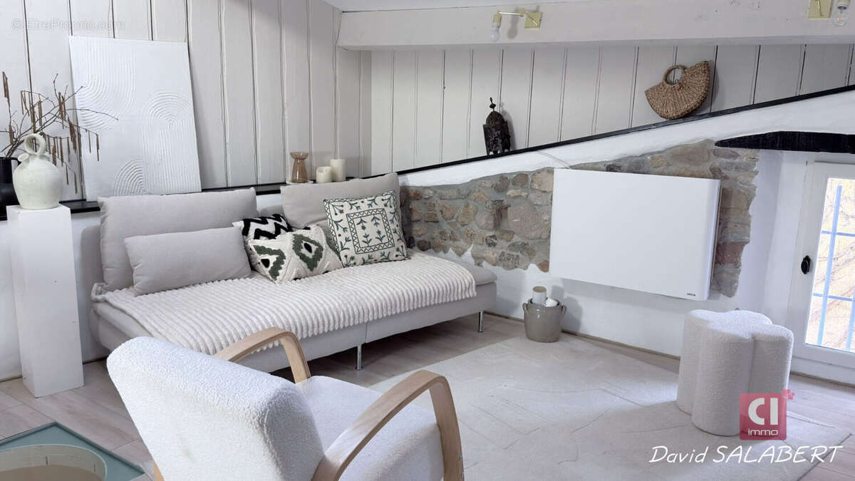 La Roquebrussanne  Maison de village rénovée avec charme, 2 chambres, salon cocooning - photo 4