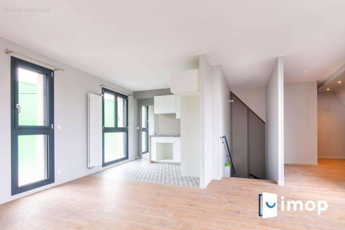 Duplex en parfait état dans un immeuble de 2020 proche RER D T11 et Métro 13 à faibles charges - photo 3
