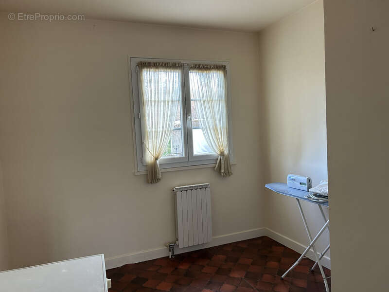 Maison à LES MARTRES-D'ARTIERE