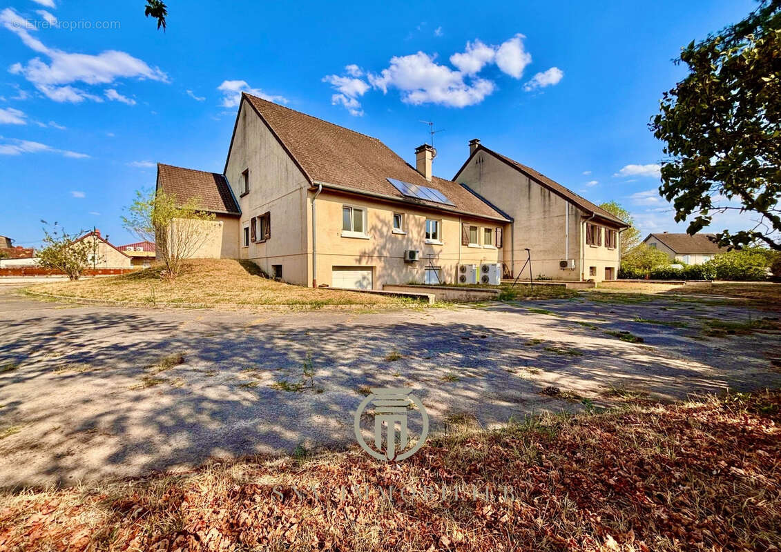 Grande propriété familiale de 357 m2 avec sous-sol de 300 m2 et potentiel de division, à 15 min de Paray-le-Mo - photo 5