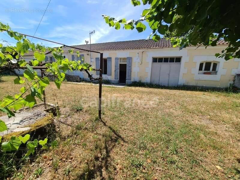 AUMAGNE – Maison de caractère à rénover, sur beau terrain de 900 m² - photo 6
