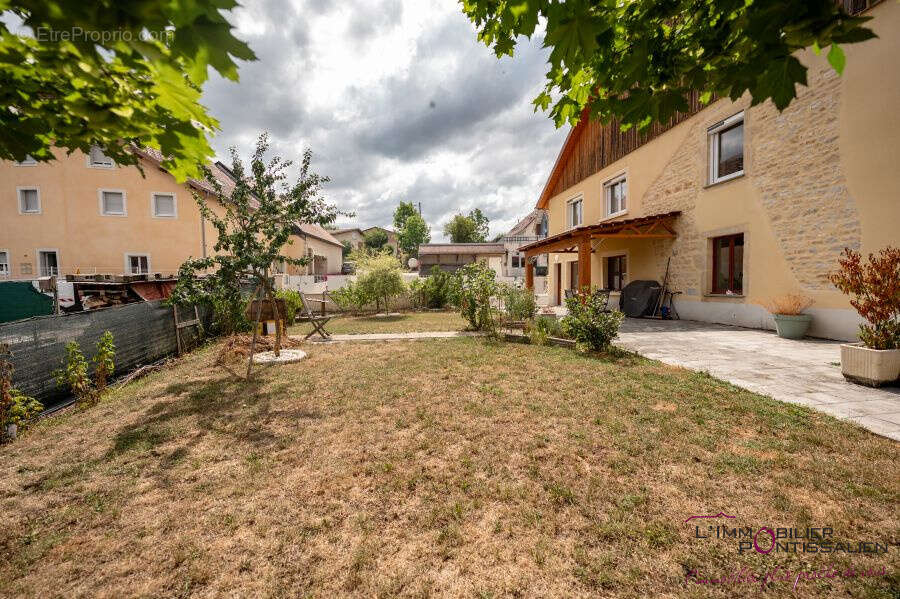 Maison de caractere offrant de beaux volumes - photo 30