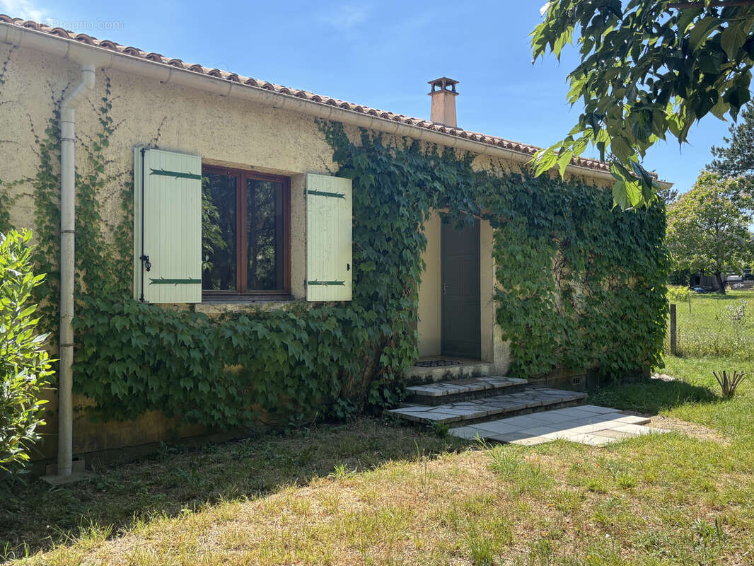 Maison type villa - plain pied - 148 m2 - piscine - garage - gros potentiel - photo 3