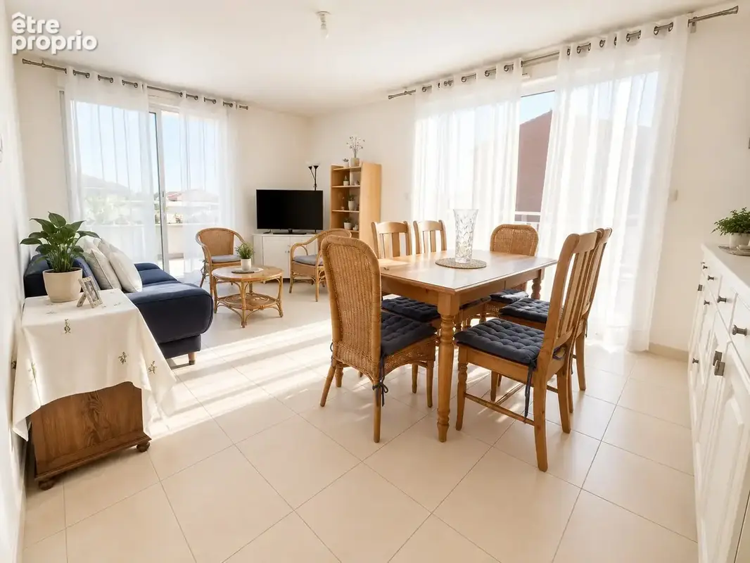 'Au sein d'une résidence sécurisée et parfaitement entretenue, venez découvrir ce magnifique appartement T4 au - photo 2