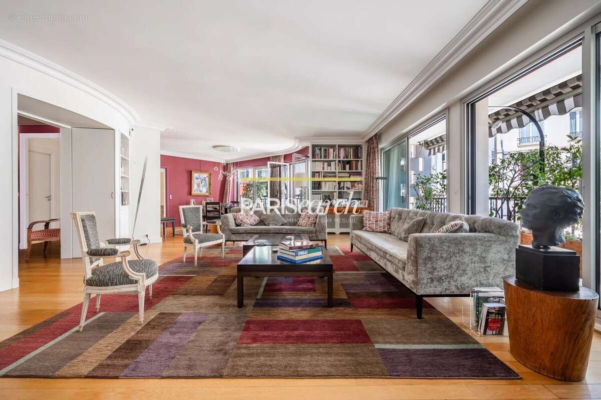 Appartement à PARIS-16E