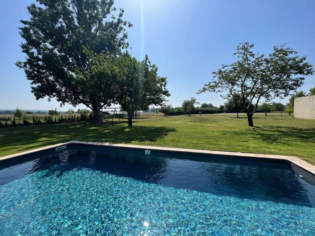 Maison à COURS-DE-PILE