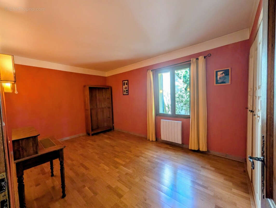 Maison à ENTRAIGUES-SUR-LA-SORGUE