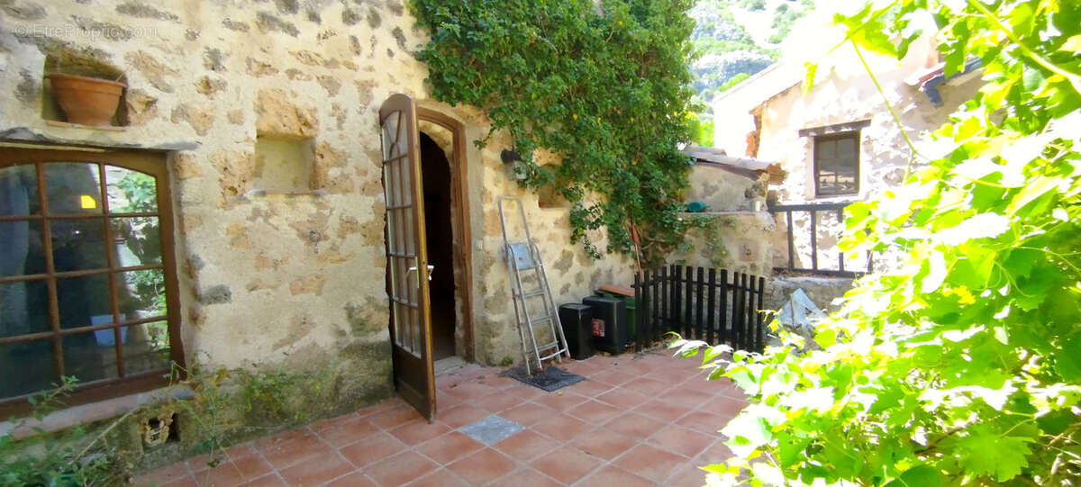 Superbe maison de caractère en pierre , avec cour privée - photo 3