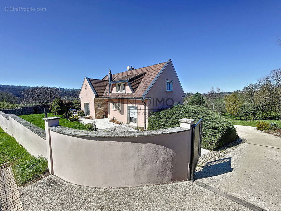 Maison à NEUFCHATEAU