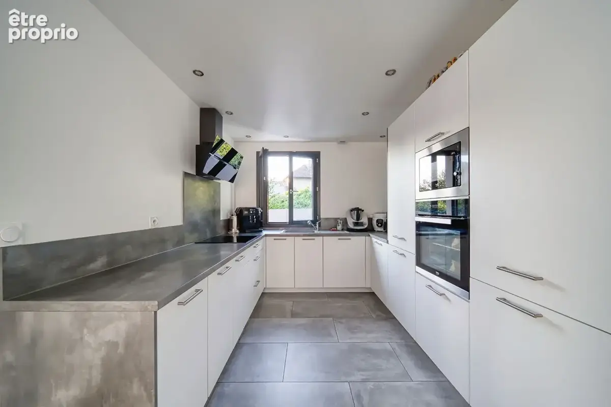 Découvrez cette maison récente de 150m² avec piscine. - photo 8