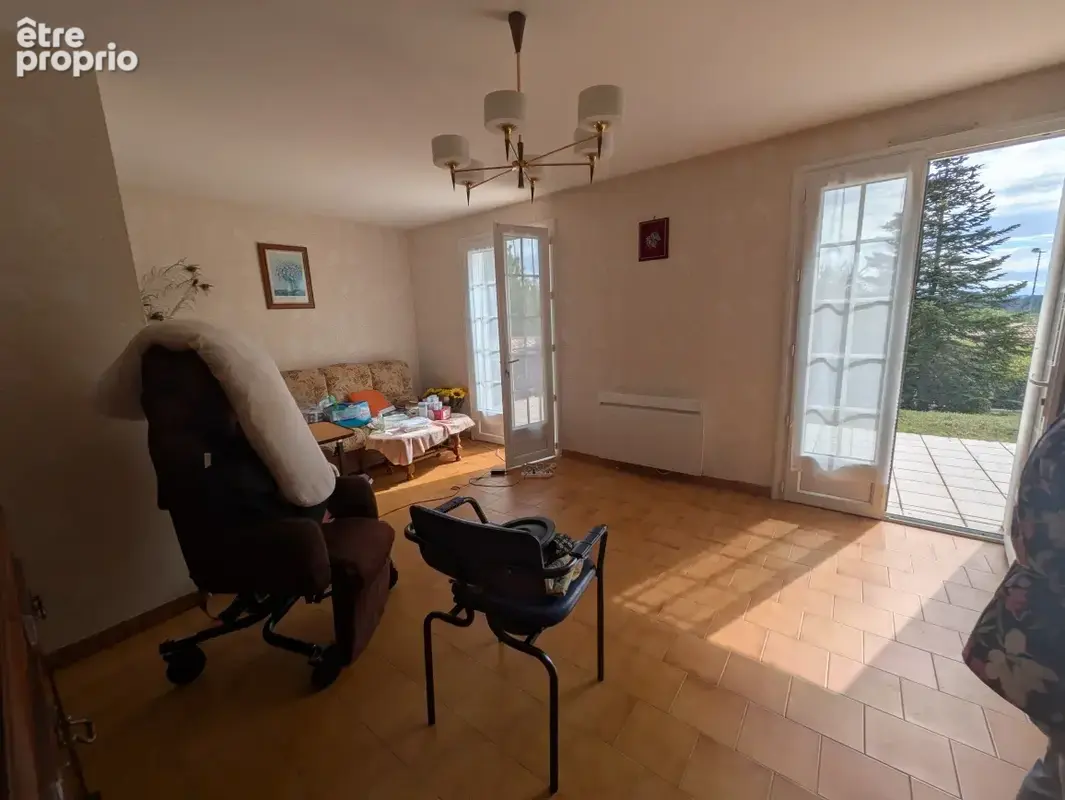 Maison de plain-pied avec grande terrasse, garage et terrain clos - photo 6