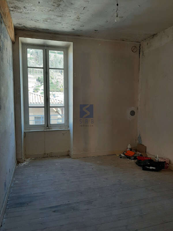 Appartement à SAINT-SAUVEUR-DE-MONTAGUT