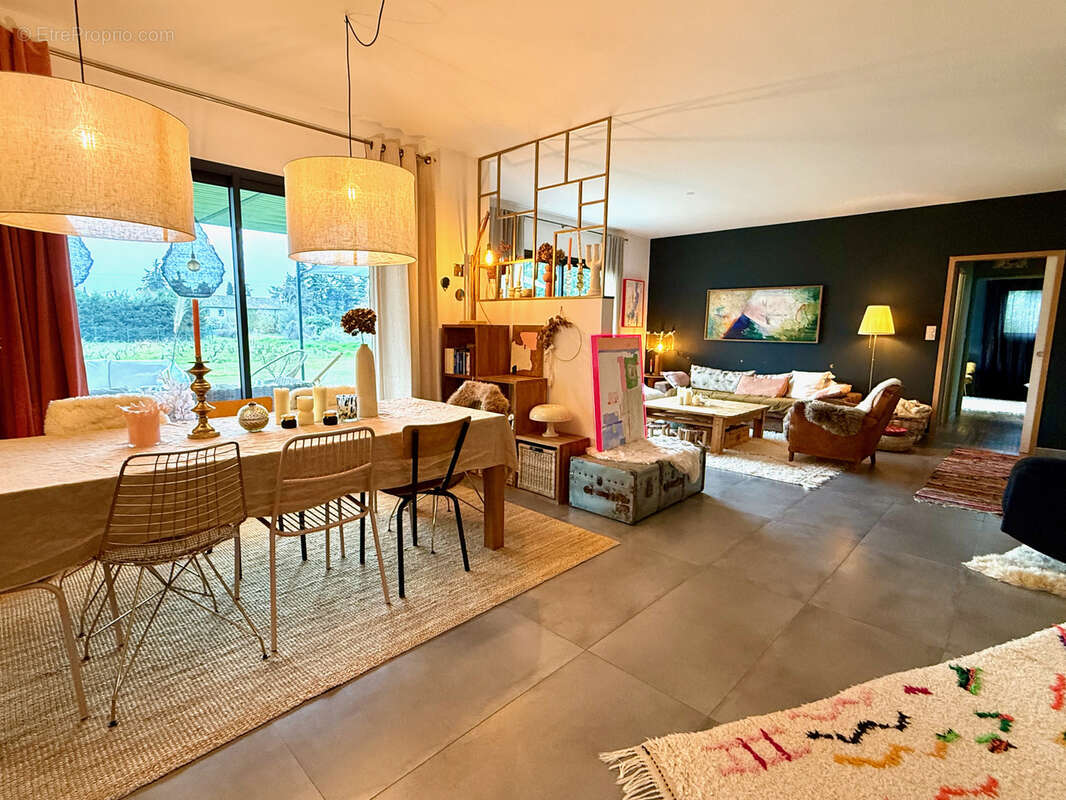 Maison à SAINTE-CECILE-LES-VIGNES