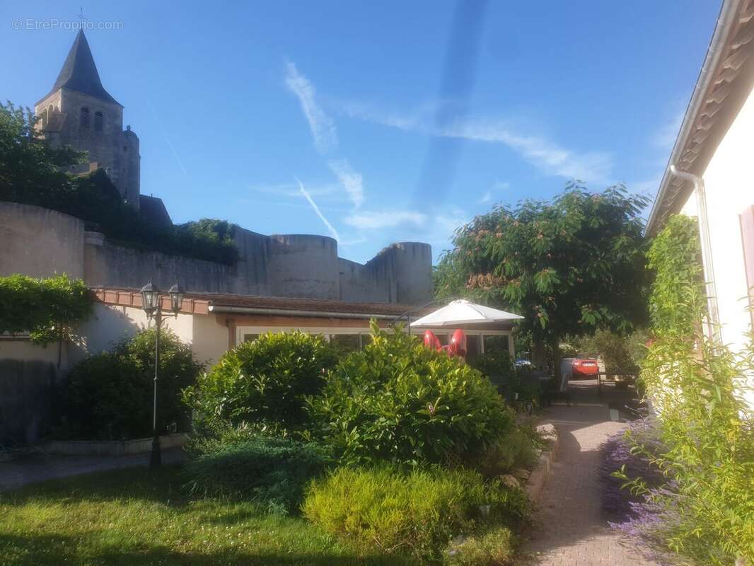 Maison à AINAY-LE-CHATEAU