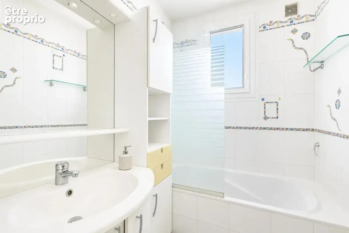94 m² - 3 chambres - Balcon - Parking - Cave - Ascenseur - photo 12