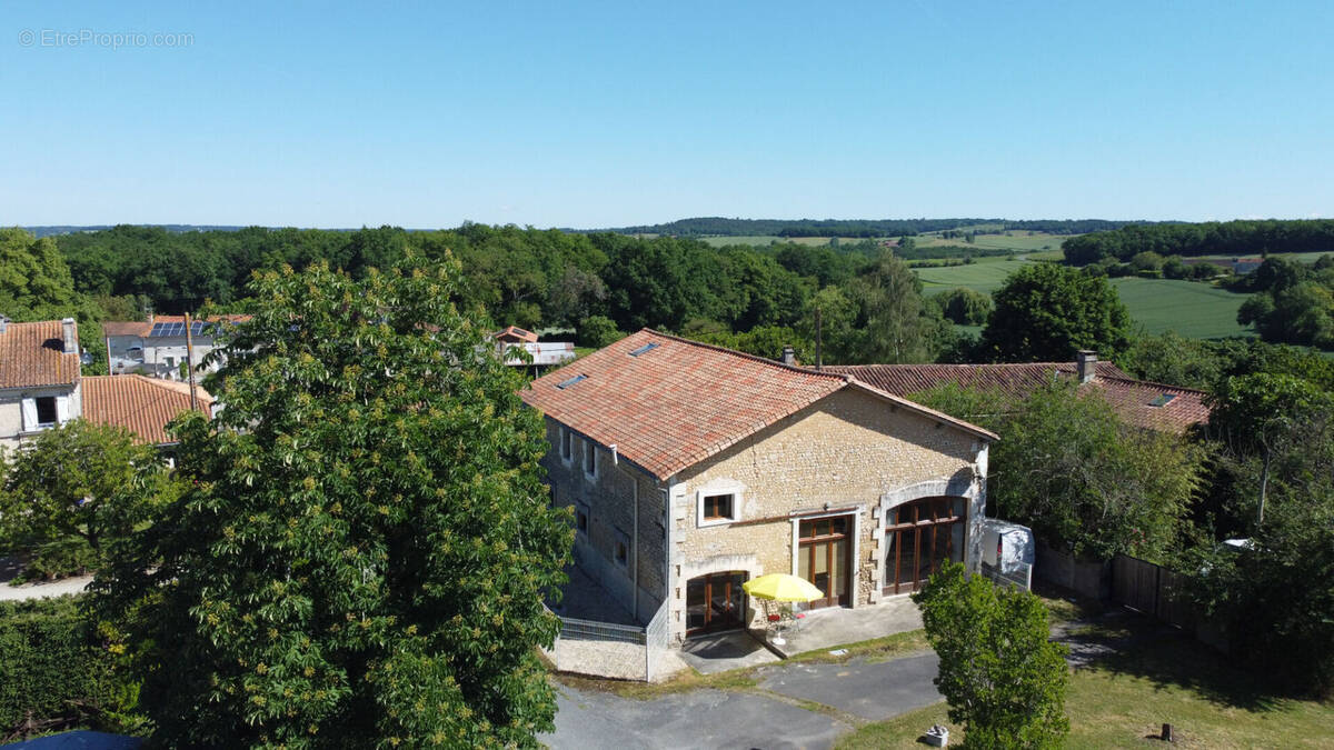 Maison à BORS(CANTON DE MONTMOREAU-SAINT-CYBARD)