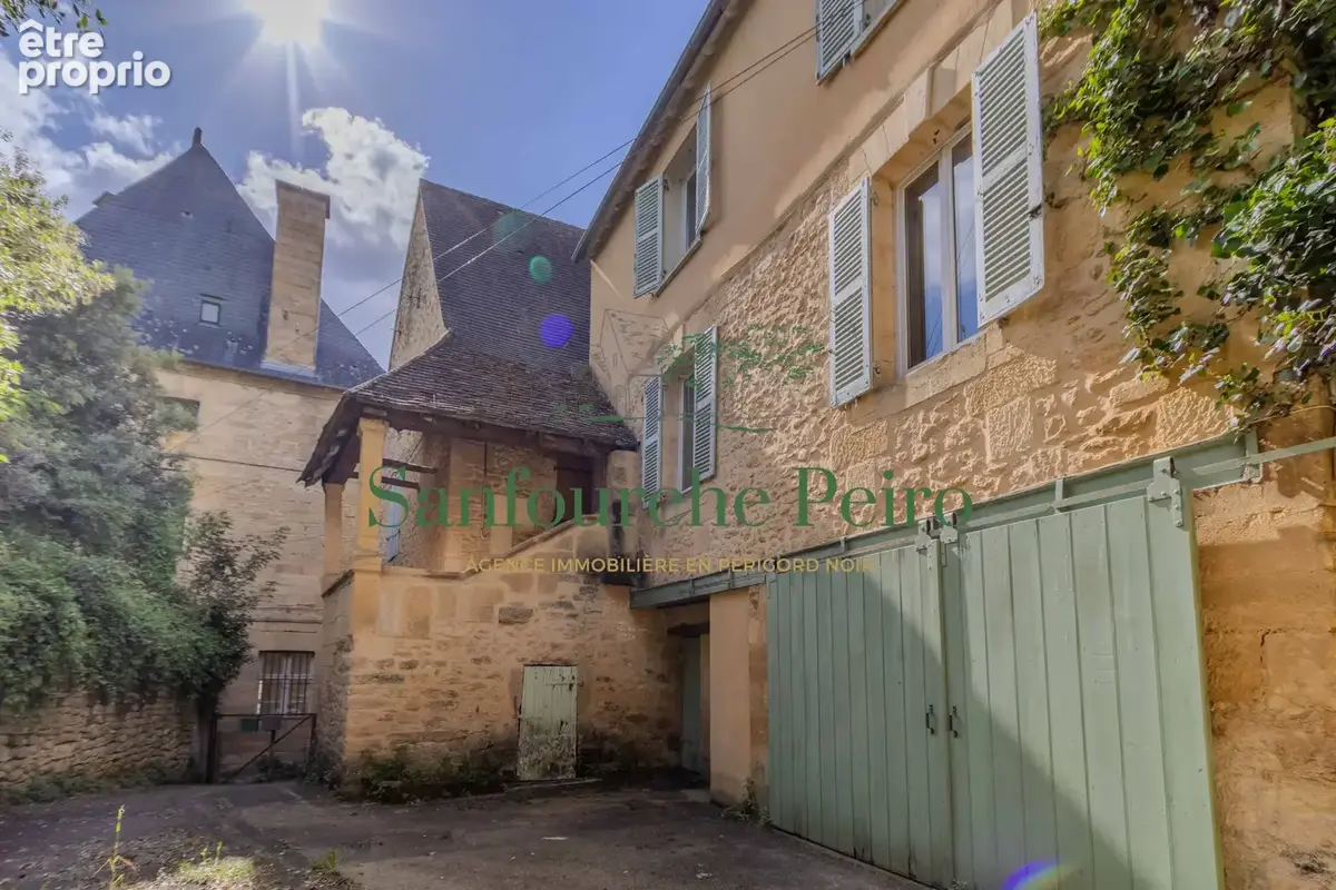 Au coeur du centre historique de Sarlat - Périgord noir -  Immeuble avec 3 appartements - photo 2
