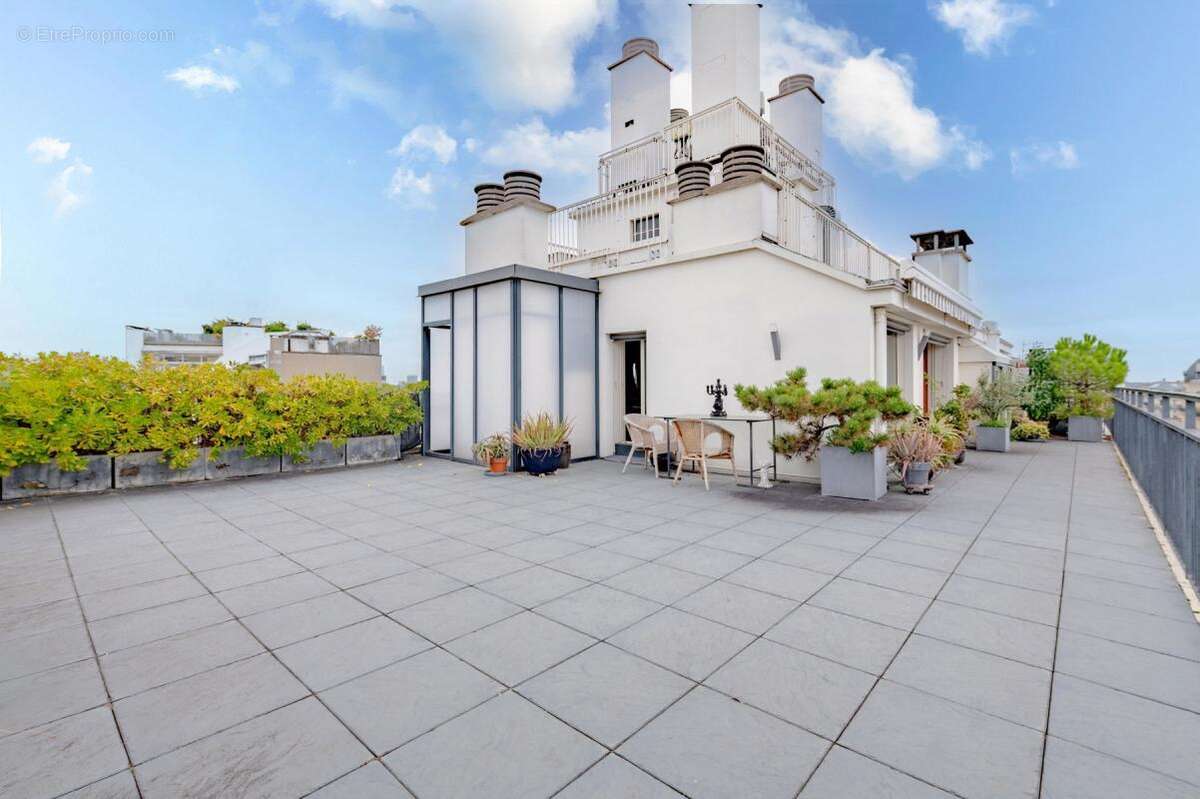 Appartement à PARIS-16E