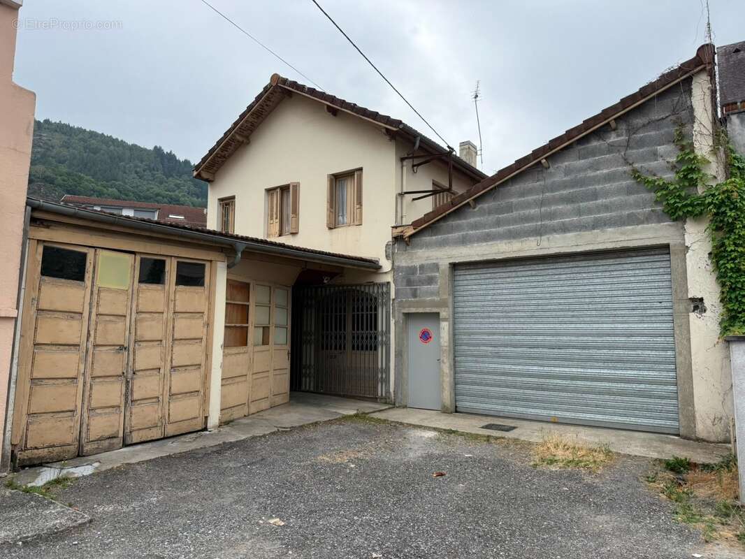 LOURDES CENTRE – Ensemble immobilier à fort potentiel avec ateliers, appartement, garages et terrasse - photo 2