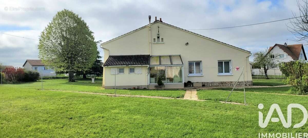 Photo 2 - Maison à NIEUIL-L'ESPOIR