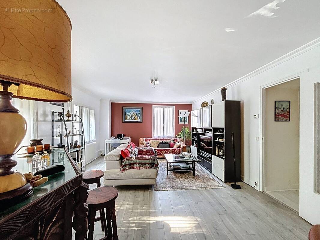 Séjour lumineux. - Appartement à CHATEAUFORT