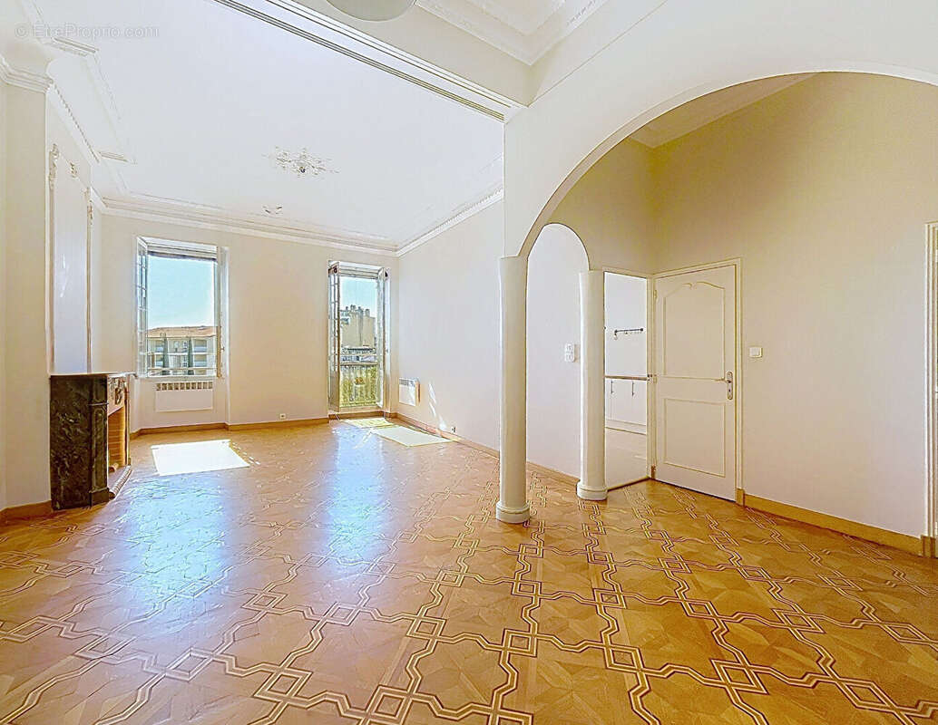 Marseille 4ème -5 Avenues Appartement Bourgeois traversant 111m2 - photo 2
