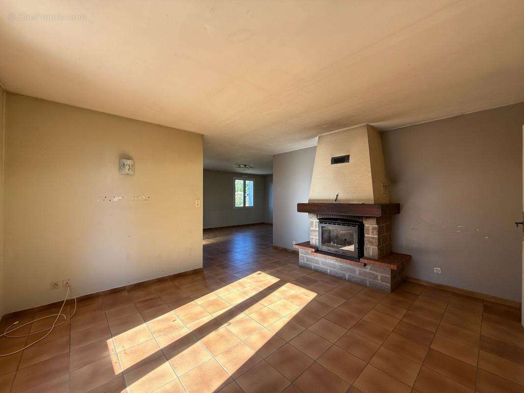 Maison à SAINT-ETIENNE-DE-FONTBELLON