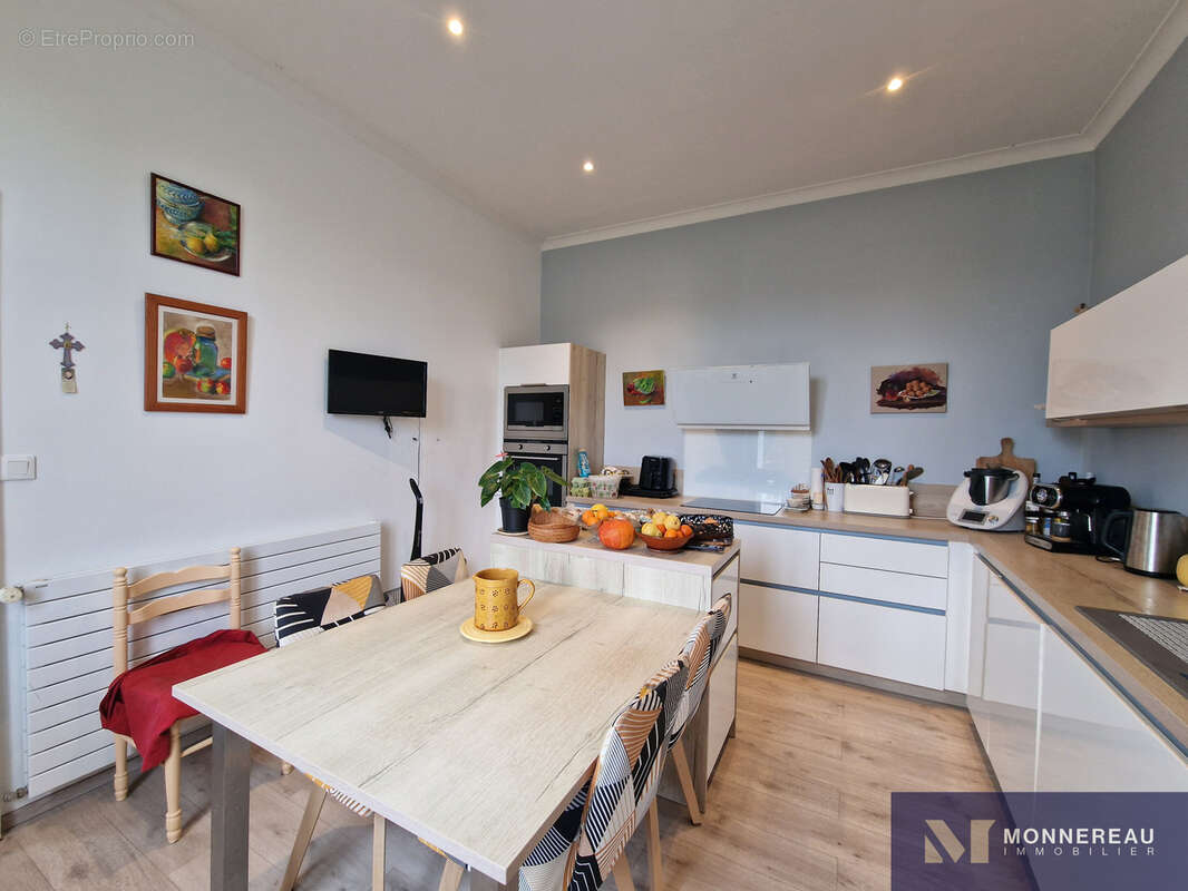 Maison à MONTMOREAU-SAINT-CYBARD