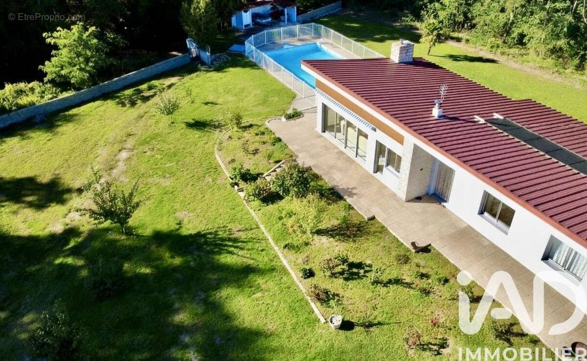 Photo 1 - Maison à SAINT-JUST-SAINT-RAMBERT