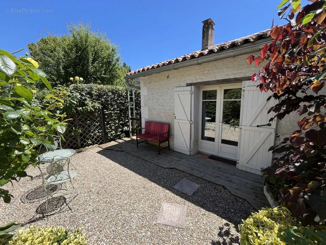 Maison à SAINT-LAURENT-DES-COMBES