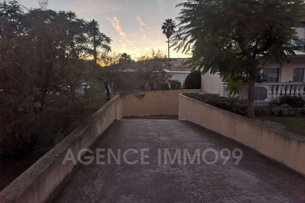 Parking à VALLAURIS