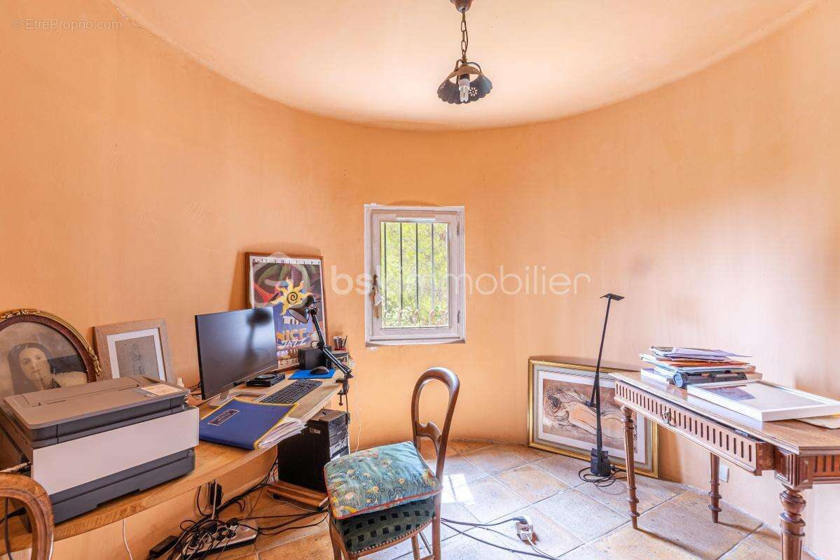 Maison à LE REVEST-LES-EAUX