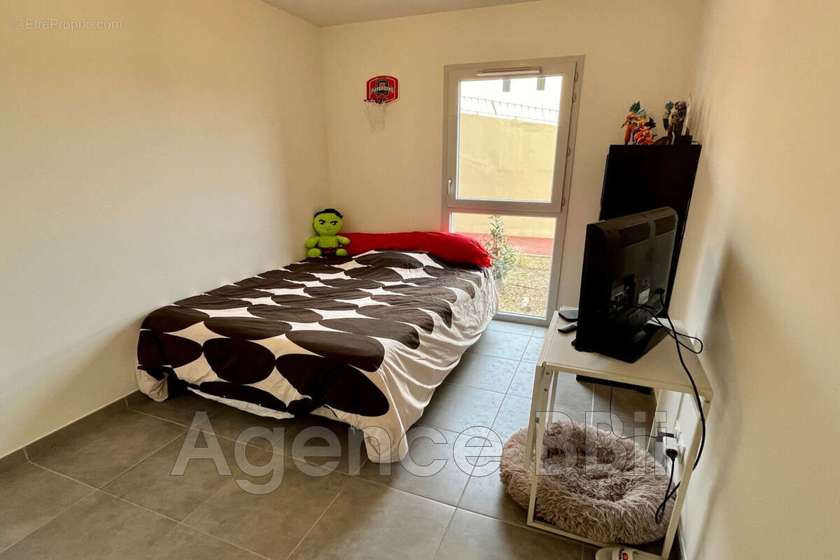 Appartement à CHATEAUNEUF-VILLEVIEILLE