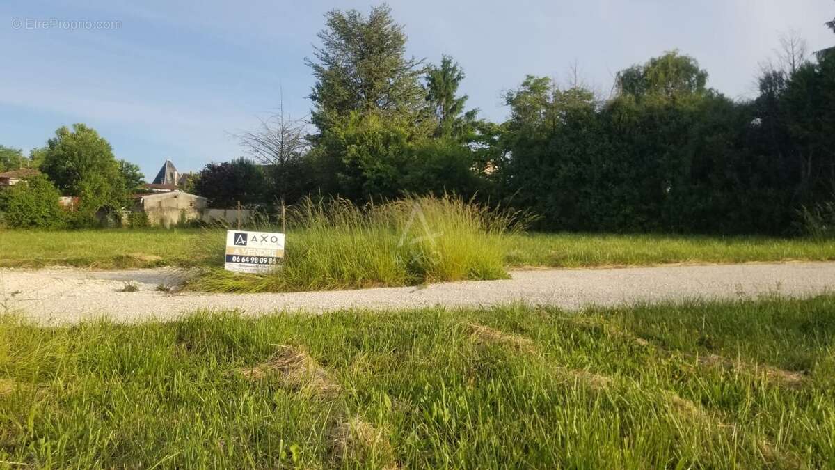 Terrain à BARBEZIEUX-SAINT-HILAIRE