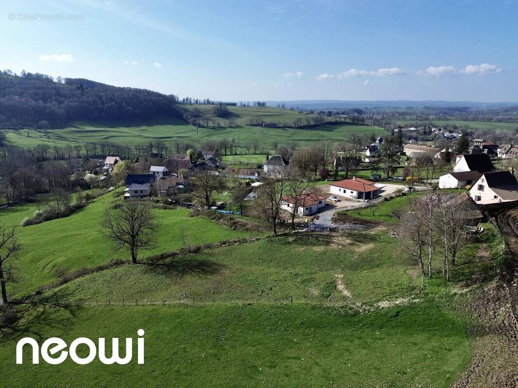 Terrain à REILHAC