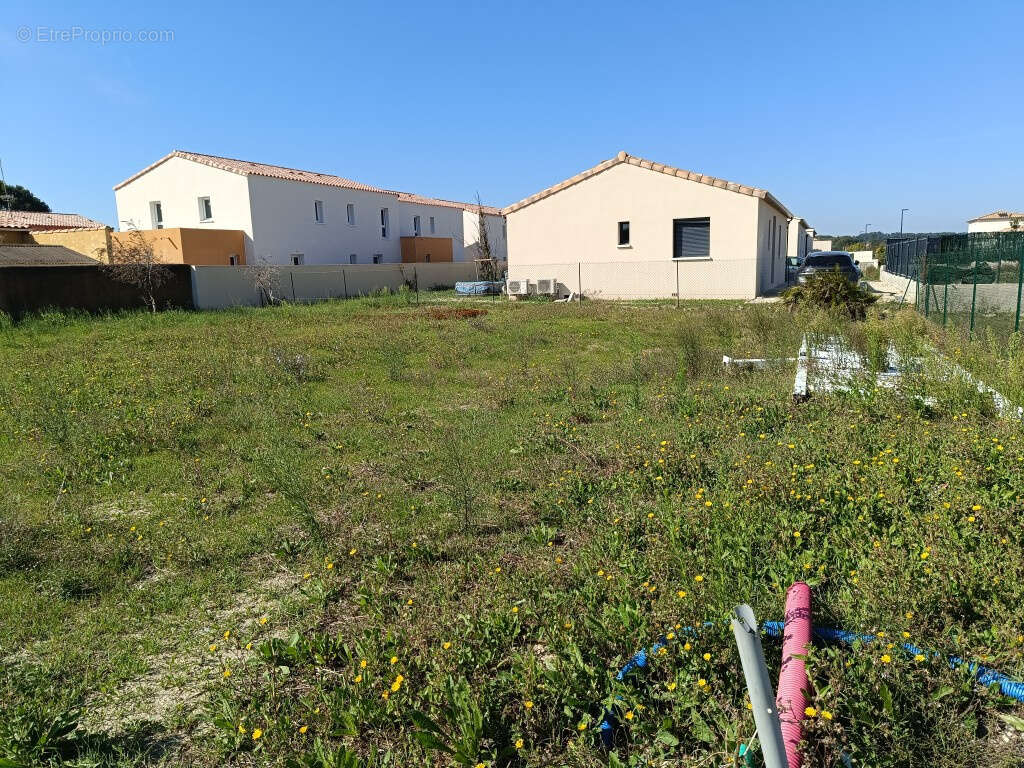 Terrain à COURTHEZON