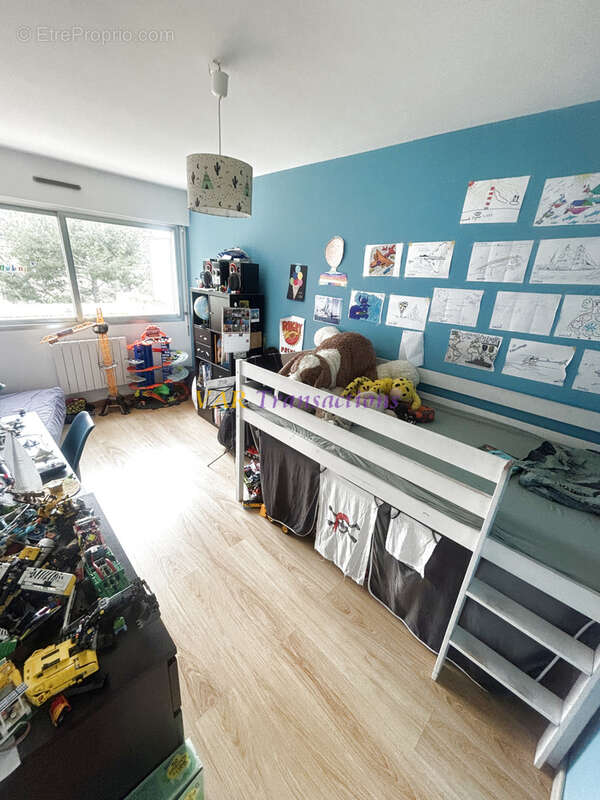 Duplex de 85 m2 avec terrasses, jardin, vue sur la rade de Toulon, piscine, tennis, parking et cave. - photo 10